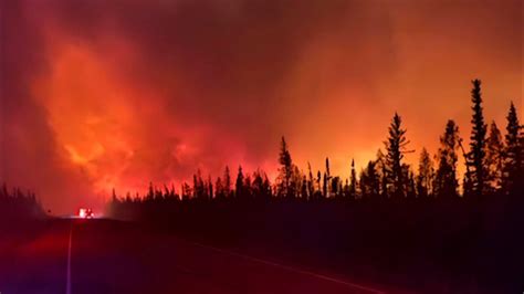 Wildfire forces crews to retreat, threatens key hub point of Hay River, N.W.T.